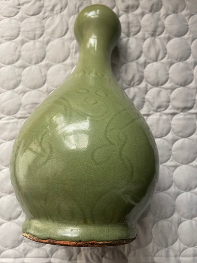 A rare and Important Yuan Dynasty Porcelain Longquan klin  Glazed garlic head vase - dszfoundation
